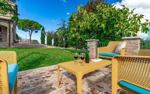 Villa Vagnini: Himmel, Wolke, Pflanze, Tabelle, Möbel, Eigentum, Grün, Azurblau, Natur, Blau