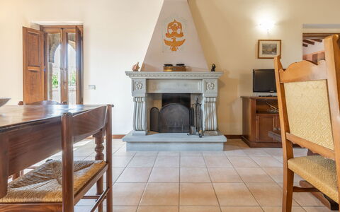 Villa Vagnini: Möbel, Tabelle, Holz, Interior Design, Gebäude, Wohnzimmer, Stuhl, Fussboden, Feuerstelle, Flooring