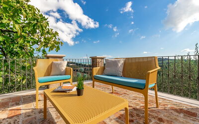 Villa Vagnini: Himmel, Wolke, Pflanze, Möbel, Eigentum, Tabelle, Azurblau, Holz, Natürliche Landschaft, Gartenmöbel