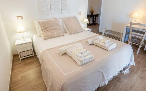 La Casa Di Campagna: Möbel, Interior Design, Bett, Schlafzimmer, Fussboden, Flooring, Holz, Bettdecke, Zimmer, Bedding