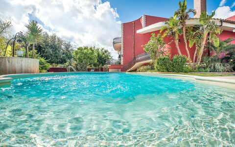 Villa Rossana: Wasser, Wolke, Pflanze, Gebäude, Daytime, Eigentum, Himmel, Schwimmbad, Baum, Haus