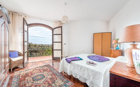 Villa Rossana: Möbel, Tabelle, Gebäude, Textil, Stuhl, Holz, Komfort, Interior Design, Pflanze, Flooring