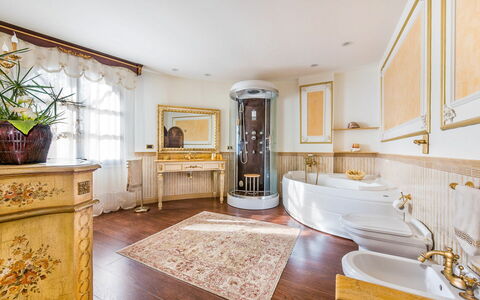 Villa Rossana: Cabinetry, Möbel, Tabelle, Bilderrahmen, Countertop, Pflanze, Küche, Schublade, Blumentopf, Holz