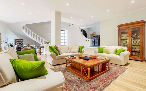 Villa Rossana: Couch, Eigentum, Möbel, Tabelle, Komfort, Bilderrahmen, Zimmerpflanze, Pflanze, Interior Design, Beleuchtung