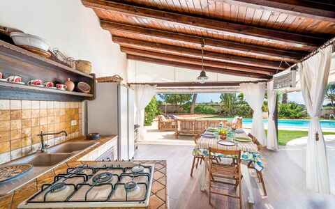 Villa Rossana: Tabelle, Eigentum, Pflanze, Gebäude, Interior Design, Holz, Die Architektur, Stuhl, Fussboden, Schatten