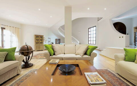 Villa Rossana: Couch, Möbel, Eigentum, Tabelle, Grün, Interior Design, Beleuchtung, Wohnzimmer, Bilderrahmen, Studio Couch