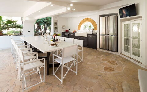 Villa Girgenti: Tabelle, Möbel, Eigentum, Cabinetry, Stuhl, Countertop, Holz, Interior Design, Flooring, Fussboden
