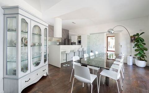 Villa Girgenti: Tabelle, Möbel, Eigentum, Cabinetry, Bilderrahmen, Zimmerpflanze, Regal, Stuhl, Gebäude, Blumentopf