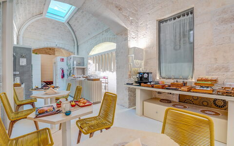 Vico Bianco Raro Rooms: Möbel, Eigentum, Tabelle, Stuhl, Gebäude, Interior Design, Die Architektur, Wohnzimmer, Haus, Couch
