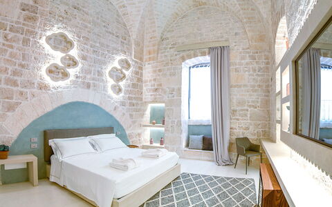Vico Bianco Raro Rooms: Eigentum, Möbel, Bilderrahmen, Fenster, Azurblau, Komfort, Gebäude, Interior Design, Holz
