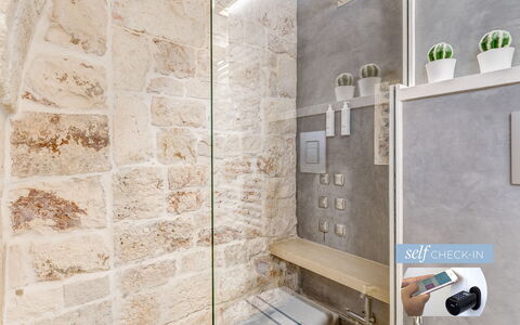 Vico Bianco Raro Rooms: Fussboden, Wand, Flooring, Backstein, Holz, Armatur, Haus, Fassade, Badezimmer, Gebäude