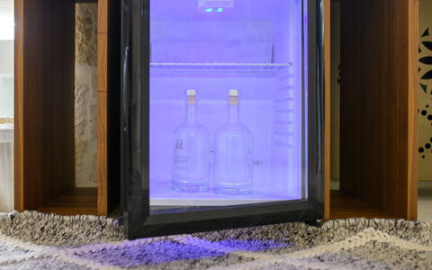 Vico Bianco Raro Rooms: Azurblau, Fenster, Holz, Wasser, Gas, Elektrisches Blau, Glas, Rechteck