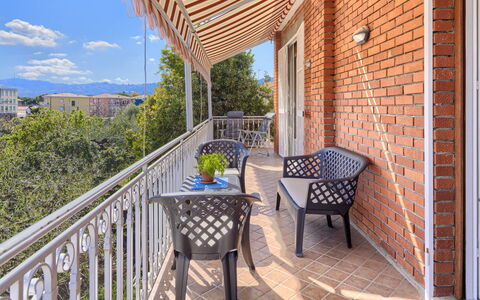 Villa La Rodina - Diano Marina: Eigentum, Gebäude, Himmel, Pflanze, Wolke, Blumentopf, Interior Design, Veranda, Schatten, Holz