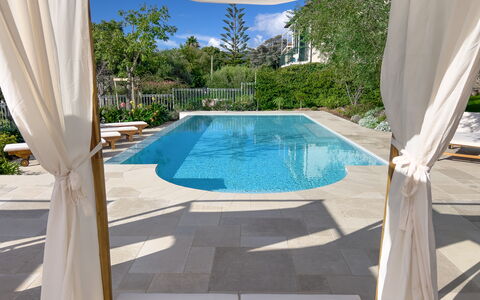 Villa La Rodina - Diano Marina: Wasser, Pflanze, Schwimmbad, Azurblau, Schatten, Gebäude, Rechteck, Interior Design, Fenster, Fussboden