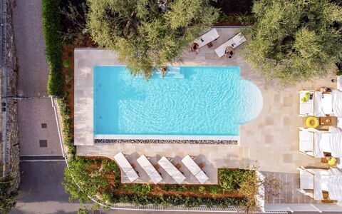 Villa La Rodina - Diano Marina: Pflanze, Gebäude, Wasser, Azurblau, Rechteck, Urban Design, Eigentumswohnung, Nachbarschaft, Schatten, Baum