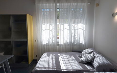 Villa La Rodina - Diano Marina: Möbel, Bett, Interior Design, Schlafzimmer, Bettdecke, Bedding, Fussboden, Holz, Zimmer, Flooring