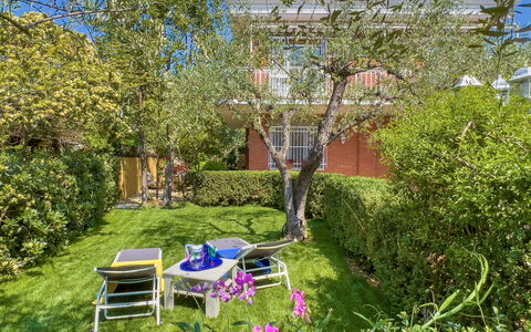 Villa La Rodina - Diano Marina: Pflanze, Eigentum, Pflanzengemeinschaft, Botanik, Natur, Blatt, Außenbank, Gartenmöbel, Baum, Vegetation