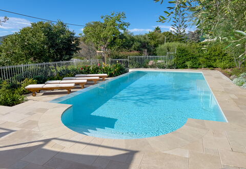 Villa La Rodina - Diano Marina: Wasser, Eigentum, Pflanze, Himmel, Schwimmbad, Azurblau, Schatten, Baum, Gewässer, Rechteck