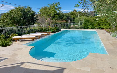 Villa La Rodina - Diano Marina: Wasser, Eigentum, Pflanze, Himmel, Schwimmbad, Azurblau, Schatten, Baum, Gewässer, Rechteck