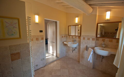 Villa Badia: Spiegel, Zapfhahn, Armatur, Sinken, Eigentum, Gebäude, Bad Sink, Badezimmer, Interior Design, Holz