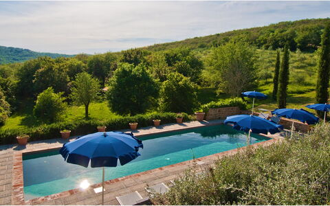 Villa Badia: Wasser, Himmel, Wolke, Pflanze, Schwimmbad, Regenschirm, Azurblau, Baum, Gartenmöbel, Gebäude