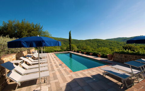 Villa Badia: Himmel, Wasser, Eigentum, Schwimmbad, Regenschirm, Azurblau, Pflanze, Gartenmöbel, Schatten, Baum
