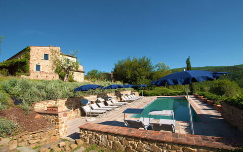 Villa Badia: Pflanze, Himmel, Pflanzengemeinschaft, Azurblau, Grundstueck, Baum, Schatten, Tabelle, Gartenmöbel, Gras