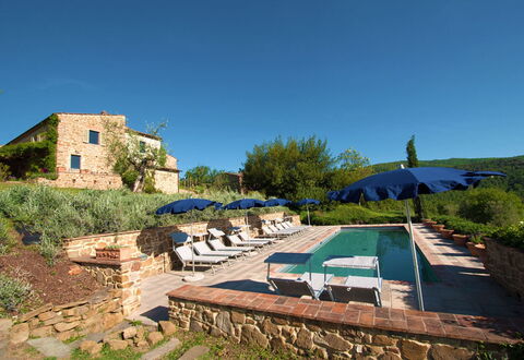 Villa Badia: Pflanze, Himmel, Pflanzengemeinschaft, Azurblau, Grundstueck, Baum, Schatten, Tabelle, Gartenmöbel, Gras