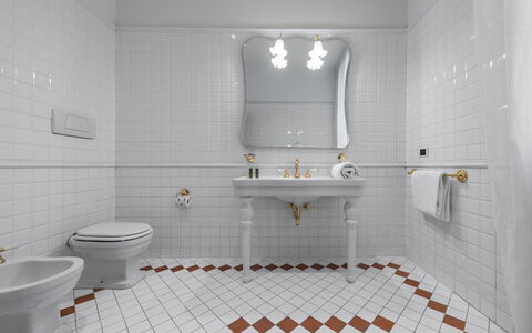 Le Due Ville: Armatur, Zapfhahn, Eigentum, Spiegel, Bad Sink, Toilette, Gebäude, Toilleten Sitz, Badezimmer, Lila