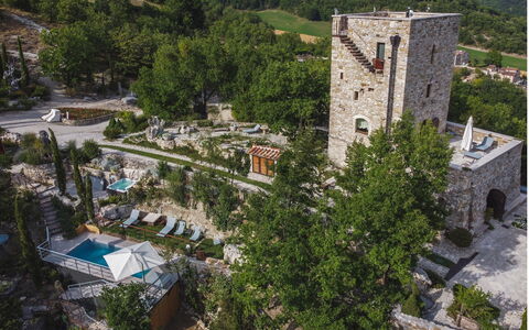 Villa Vetice: Eigentum, Pflanze, Gebäude, Natur, Baum, Vegetation, Urban Design, Wohngebiet, Haus, Landschaft