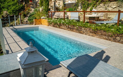 Villa Vetice: Wasser, Pflanze, Eigentum, Gebäude, Schwimmbad, Azurblau, Rechteck, Fenster, Gartenmöbel, Schatten