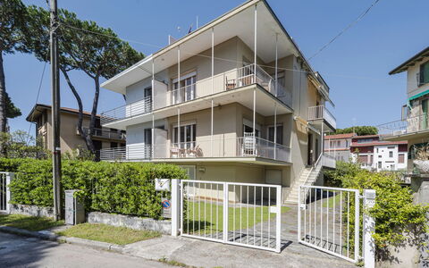 Casa Lelia: Pflanze, Himmel, Gebäude, Fenster, Haus, Urban Design, Grundstueck, Baum, Zaun, Eigentumswohnung