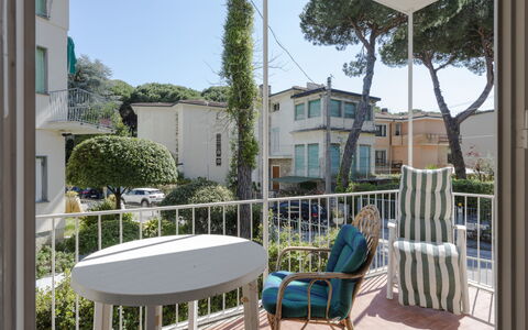 Casa Lelia: Pflanze, Himmel, Eigentum, Gebäude, Tabelle, Fenster, Stuhl, Schatten, Gartenmöbel, Interior Design