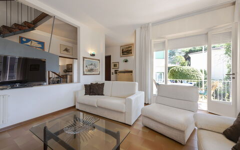 Casa Lelia: Couch, Möbel, Bilderrahmen, Eigentum, Tabelle, Interior Design, Beleuchtung, Die Architektur, Wohnzimmer, Fussboden