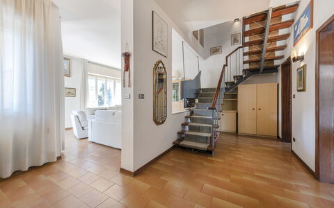 Casa Lelia: Bilderrahmen, Holz, Treppe, Gebäude, Halle, Tür, Interior Design, Flooring, Fussboden