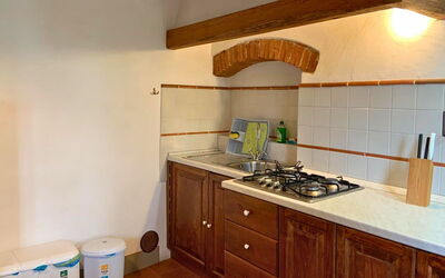 Le Fonti 5: Küche, Countertop, Küchengerät, Major Appliance, Interior Design, Flooring, Holz, Spüle, Cabinetry, Herd