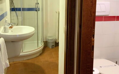 Le Fonti 12: Bad Sink, Badezimmer, Wand, Armatur, Flooring, Fussboden, Holz, Interior Design, Sinken, Installation