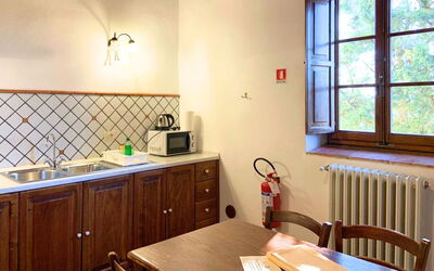 Le Fonti 13: Holz, Möbel, Interior Design, Flooring, Decke, Fussboden, Zimmer, Beleuchtung, Küche, Countertop