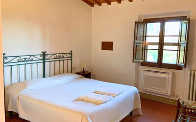Le Fonti 8: Zimmer, Schlafzimmer, Bett, Decke, Bettrahmen, Holzbeize, Bedding, Hartholz, Bettdecke, Hotel