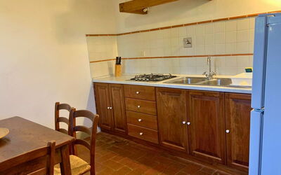 Le Fonti 15: Holz, Flooring, Countertop, Küche, Küchengerät, Cabinetry, Interior Design, Major Appliance, Fussboden, Möbel