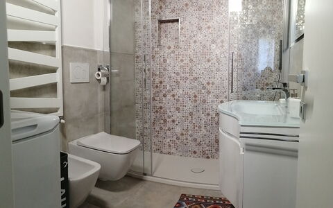 App. Il Sasso Di Olina: Armatur, Sinken, Eigentum, Bad Sink, Badezimmer, Lila, Spiegel, Zapfhahn, Badezimmerschrank