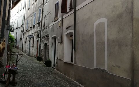App. Il Sasso Di Olina: Fenster, Gebäude, Infrastruktur, Strassenbelag, Blumentopf, Himmel, Asphalt, Flooring, Tönungen Und Schatten, Strasse