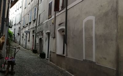 App. Il Sasso Di Olina: Fenster, Gebäude, Infrastruktur, Strassenbelag, Blumentopf, Himmel, Asphalt, Flooring, Tönungen Und Schatten, Strasse