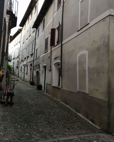 App. Il Sasso Di Olina: Fenster, Gebäude, Infrastruktur, Strassenbelag, Blumentopf, Himmel, Asphalt, Flooring, Tönungen Und Schatten, Strasse