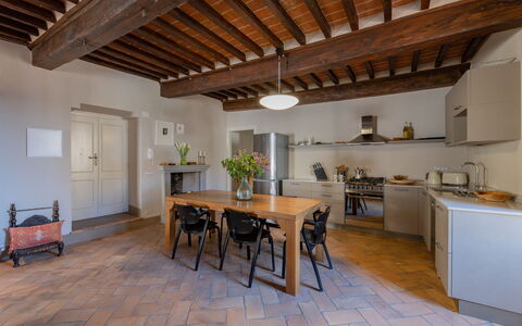 Appartamento Palei: Möbel, Eigentum, Tabelle, Bilderrahmen, Cabinetry, Holz, Zimmerpflanze, Pflanze, Gebäude, Blumentopf