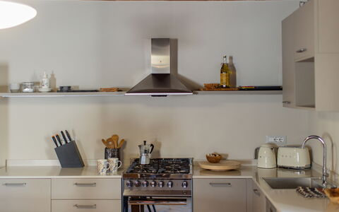 Appartamento Palei: Möbel, Eigentum, Cabinetry, Gebäude, Countertop, Geschirr, Regale, Küche, Interior Design, Holz
