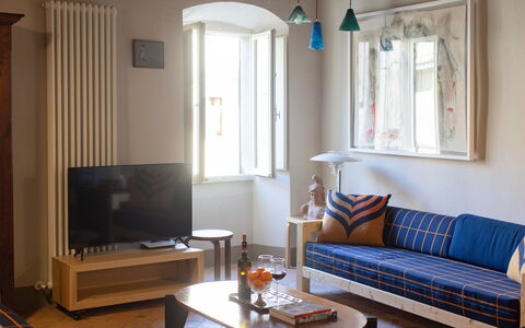 Appartamento Palei: Tabelle, Couch, Möbel, Eigentum, Fenster, Bilderrahmen, Komfort, Holz, Azurblau, Gebäude