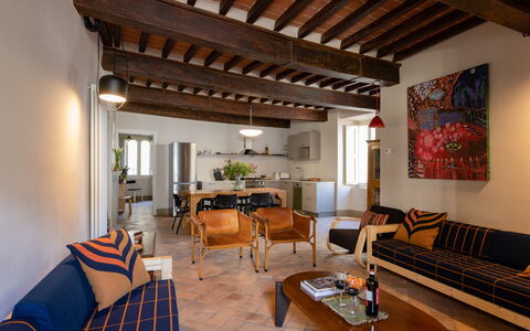 Appartamento Palei: Tabelle, Möbel, Eigentum, Couch, Holz, Stuhl, Die Architektur, Pflanze, Fussboden, Interior Design