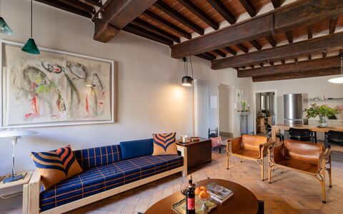 Appartamento Palei: Couch, Möbel, Eigentum, Tabelle, Gebäude, Bilderrahmen, Zimmerpflanze, Beleuchtung, Holz, Flooring