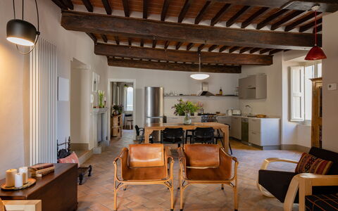 Appartamento Palei: Möbel, Eigentum, Tabelle, Stuhl, Pflanze, Holz, Zimmerpflanze, Beleuchtung, Die Architektur, Interior Design